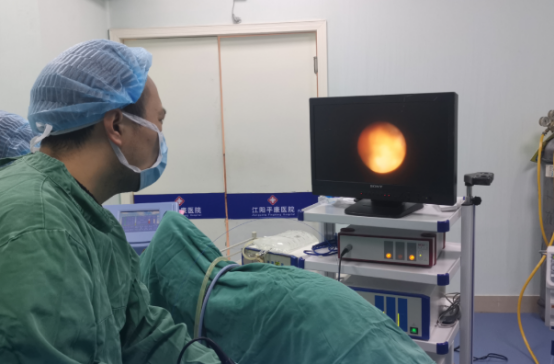 经输尿管镜钬激光碎石取石术